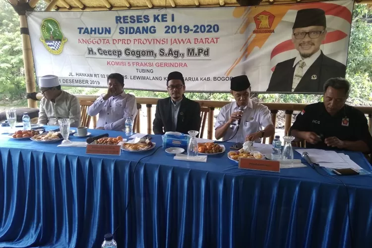 RESES: Anggota DPRD Jawa Barat, Cecep Gogom, menampung aspirasi warga saat reses di Desa Leuwimalang, Kecamatan Cisarua, kemarin.