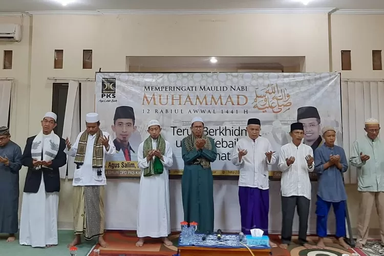 KHUSYUK: DPD PKS Kabupaten Bogor memperingati Maulid Nabi Muhammad SAW di kantor DPD PKS Kabu-paten Bogor, Sabtu (14/12) malam.