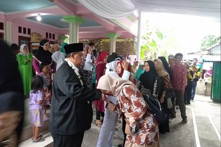 DISAMBUT: Kades Cibeber I, Wanti Susiawati, disalami warga dan pendukungnya usai dilantik, kemarin. Ia berjanji akan membangun kantor desa yang representatif