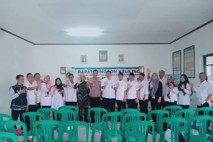 KOMPAK: Peserta rapat minggon keliling di Desa Cipelang, kemarin. Rapat ini membahas kewaspadaan bencana hingga pengamanan akhir tahun.