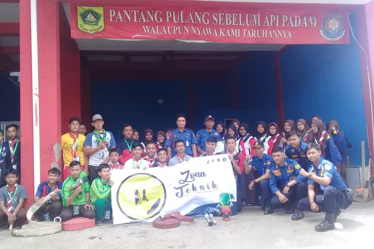 KOMPAK: Anggota Pramuka Kwaran Ciawi foto bersama petugas Unit Damkar Ciawi usai pelatihan penanggulangan kebakaran dan bencana alam