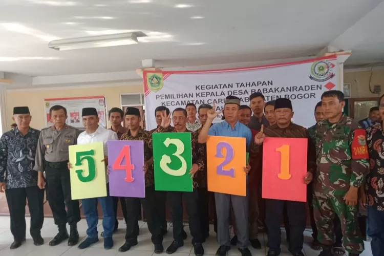 UNDIAN: Babinsa Babakanraden Pelda Salvator Tarigan bersama para calon kades saat pengundian nomor urut.