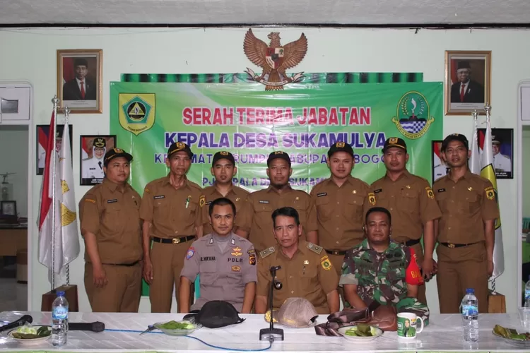 SERTIJAB:  Kades  Sukamulya,  Sarkoni,  foto  bersama  para  staf  yang  baru.  Perombakan  ini  untuk  mempercepat  pelayanan.