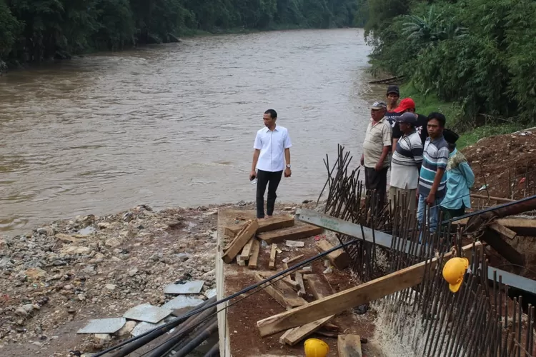 SIDAK: Anggota DPRD Kabupaten Bogor, Daeng Nurdiana, meninjau lokasi jembatan Gerendong, kemarin.