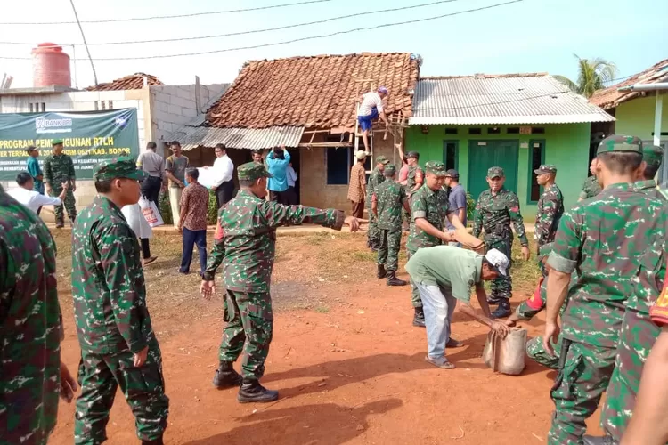 GUYUB: Personel TNI dari Kodim 0621 Kabupaten Bogor gotong-royong memban-gun RTLH di Desa Cilebut Barat, Kecamatan Sukaraja, Kabupaten Bogor. 