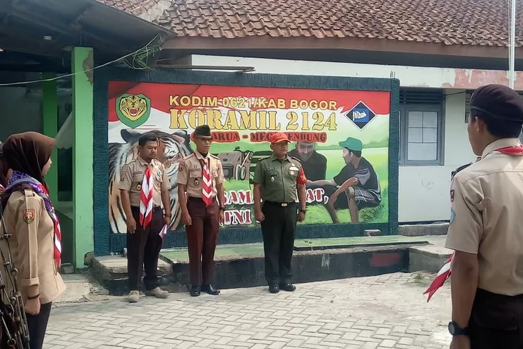 BERBARIS: Danramil Cisarua Mayor Inf Azis Nazarudin Latip, saat memberikan pelatihan Pramu-ka di Halaman Mako Koramil  Cisarua.