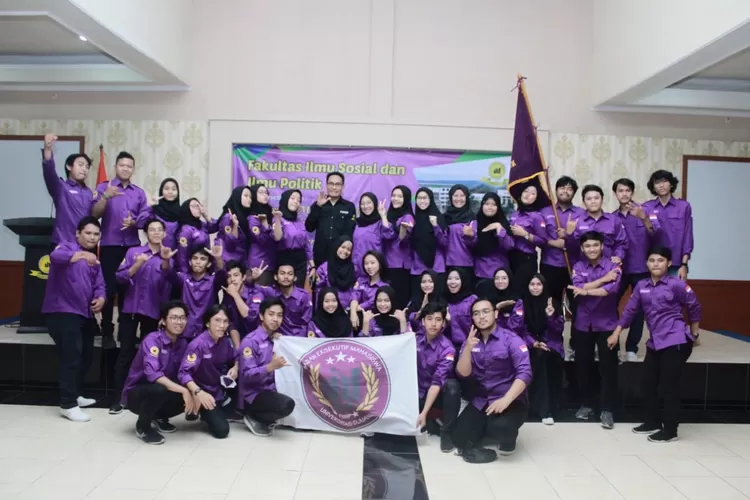 KOMPAK : Mahasiswa Fakultas Ilmu sosial dan Ilmu Politik Unida berfoto bersama usai pelantikan pengurus organisassi mahasiswa (Ormawa).