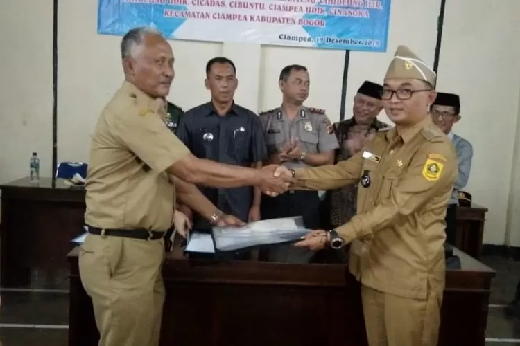 SERTIJAB: Pjs Kades Ci-hideungudik menyerah-kan jabatan kepada kades baru, kemarin.
