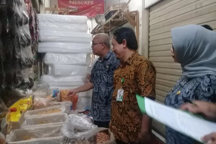 SIDAK: Tim Satgas Pangan yang terdiri dari Disperdagin, Polres Bogor, Dinas Ketahanan Pangan dan PD Pasar Tohaga melakukan pengawasan ke Pasar Cigombong, kemarin