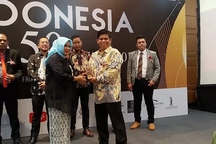 BANGGA: BPR LPK Parungpanjang beserta Direktur Utama, Asep Dadan Suryadarma, diganjar penghargaan Top 50 Company of the Year 2019.