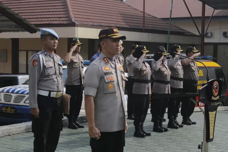 APEL:  Wakapolresta  Bogor  Kota  AKBP  Muhamad  Arsal  menggelar  apel  pasukan  di  Mako  Polresta Bogor.
