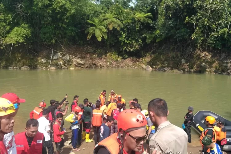 EVAKUASI: Jajaran Polsek Cibungbulang bersama petugas gabungan saat mengevakuasi korban hanyut di Desa Cemplang, Kecamatan Cibungbulang, kemarin.