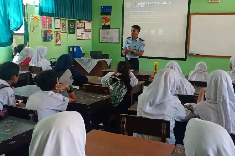 PELATIHAN: Kasubsidikpers Lanud Atang Sendjaja Kapten Adm Marhudi memberikan sosialisasi PPDB kepada SMA Pradita Dirgantara di Jawa Tengah.