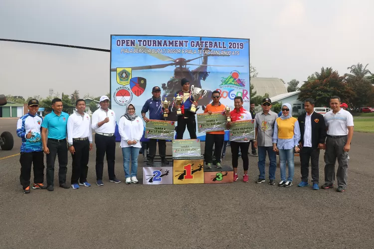 KOMPAK: Bupati Bogor Ade Yasin bersama Danlanud Ats Marsma TNI Eding Sungkana foto bersama usai pertandingan di Ats Kemang Bogor.