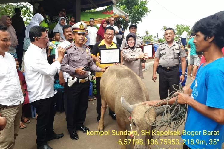 SYUKURAN: Kapolsek Bogor Barat, Polres Bogor Kota, Kompol Sund-arti, menerima penghargaan dari warga Kelurahan Sindang barang.