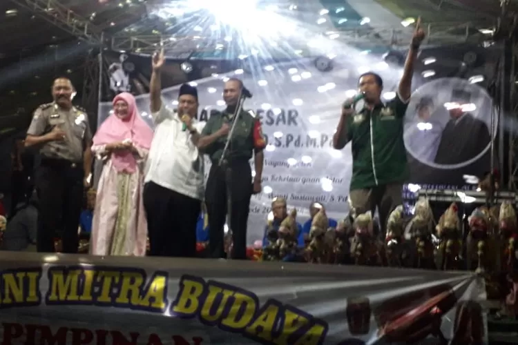 MERIAH: Kades Cibeber I, Susiawati, bersama bhabinsa dan bhabinmas membuka kegiatan pagelaran wayang golek.