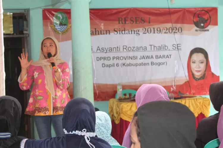 RESES: Anggota DPRD Provinsi Jawa Barat, Asyanti Rozana, saat reses di Rumpin, kemarin.