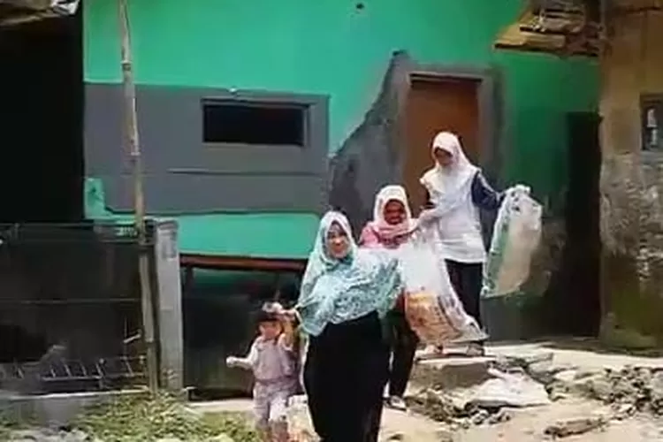 KOMPAK: Warga Kampung Asparagus, Desa Cibeureum, meng-umpulkan sampah di bank sampah