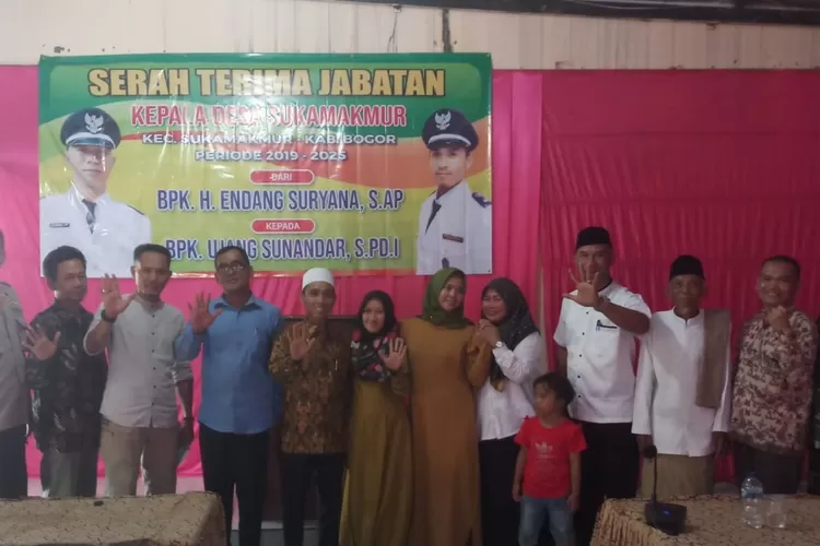 OPTIMIS: Kades Sukamakmur, Ujang Sunandar, foto bersama saat sertijab.