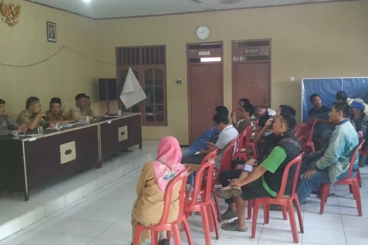DIALOG: Masyarakat Situilir mendatangi kantor desa untuk menanyakan transparansi pengelolaan anggaran dana desa.