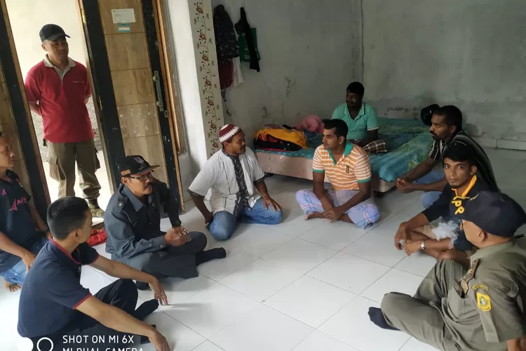 PENGARAHAN: Sejumlah WNA asal Srilanka yang mengontrak di Kampung Babakanpandai, RT 02/07, Desa Cibanteng, Kecamatan Ciampea, mendapat pengarahan.