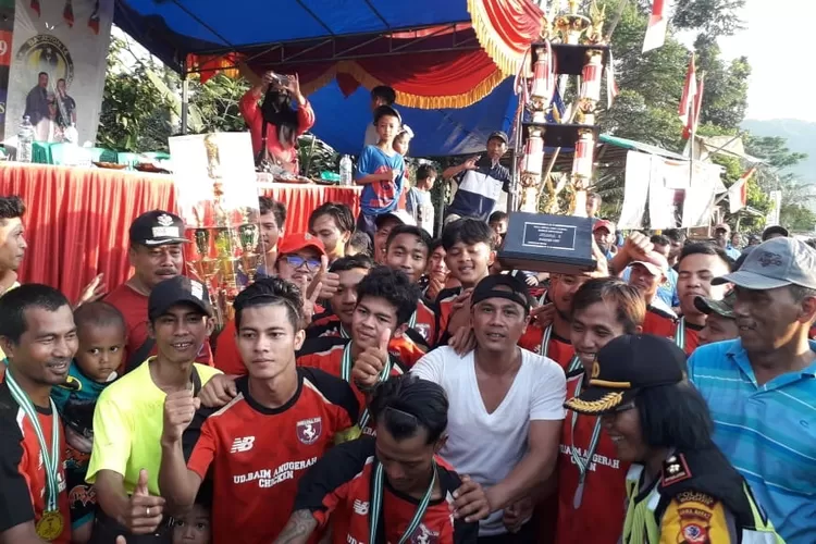 JUARA: Camat Ciampea bersama kapolsek, danramil dan kepala desa Ciampea menyerahkan piala bergilir kepada FC Red Bull.