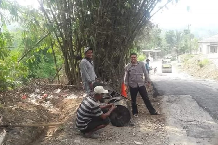 PENGASPALAN: Salah satu titik pengaspalan jalan di Keca-matan Cigudeg.