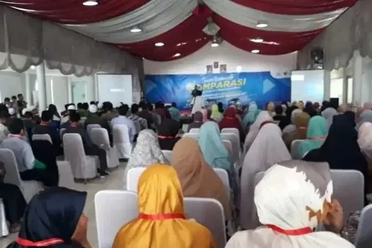 KUMPUL:  Suasana  temu  nasional  Komparasi  di  Gunungsindur,  kemarin.