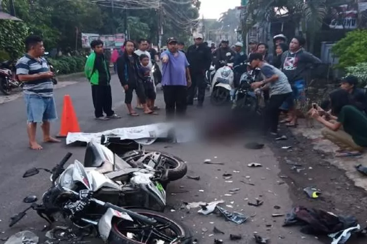 RINGSEK: Dua unit sepeda motor adu ban-teng di kawasan Ciputat Timur hingga men-gakibatkan satu orang tewas.