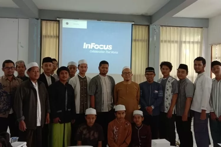 AKRAB: Sejumlah ulama foto bersama di sela mengikuti Pendidikan Kader Ulama dan Pelatihan Dai Sebaya di gedung PPIB, kemarin.