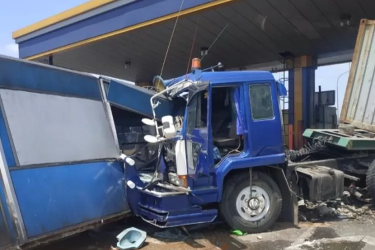 RINGSEK: Truk kontainer ringsek usai terlibat kecelakaan beruntun di Gerbang Tol Halim, Jakarta Timur, Rabu (29/1).