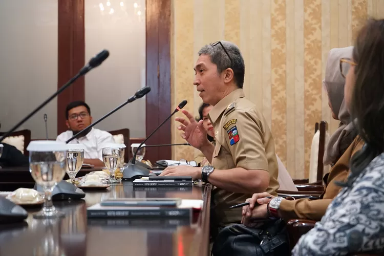 SERIUS: Wakil Wali Kota Bogor Dedie A Rachim mengumpulkan sejumlah komunitas dan para pegiat industri kreatif dalam mempersiapkan hadirnya Pusat Ekonomi Kreatif, di Paseban Narayana, Balai Kota Bogor, Senin (20/1) petang