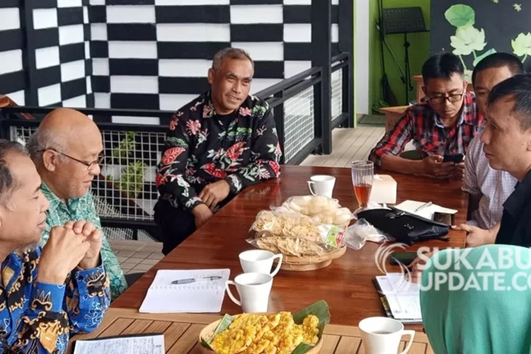 DISKUSI: Anggota DPR RI dari Fraksi PKS drh Slamet tengah menerima aspirasi saat menggelar reses di Kabu-paten Sukabumi, kemarin.