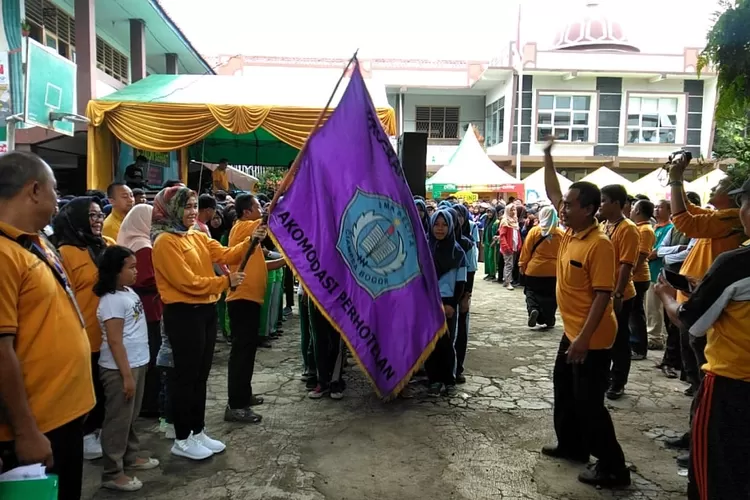 PEMBUKAAN: Suasana kegiatan jalan sehat yang digelar SMK Pelita Ciampea, kemarin.