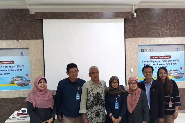 KEGIATAN: SB IPB bersama PDAM Tirta Pakuan Kota Bogor usai konfrensi pers terkait survei kepuasan pelanggan pada 2019, kemarin.