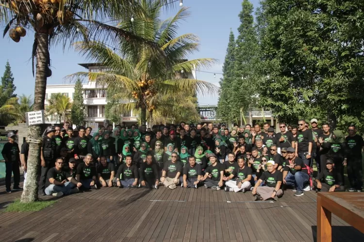 SINERGI: Jajaran PD Pasar Tohaga hingga pegawai pasar se-Kabupaten Bogor foto bersama usai menggelar ngumpul bareng untuk menjalin sinergitas di Jimmer Mountain Resort, Cisarua, belum lama ini.