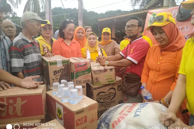 PEDULI: Ketua DPP Partai Berkarya Tintin Hendrayani menyerahkan bantuan kepada korban bencana di Kecamatan Sukajaya dan Nanggung, Kabupaten Bogor, Sabtu (11/1).