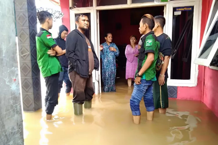 TINJAU: Anggota DPRD Kota Bogor Akhmad Sae-ful meninjau bencana banjir di Kecamatan Bogor Utara, kemarin.