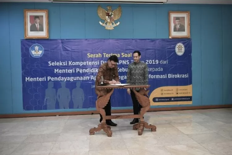 SERAH TERIMA: Mendikbud, Nadiem Makarim, menyerahkan soal tes CPNS kepada Tim Panselnas, kemarin. 