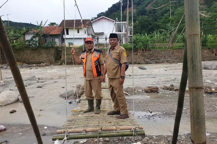 JEMBATAN SEMENTARA: Ini jembatan gantung yang dibangun relawan untuk mempermudah aktivitas warga di tiga kampung. Jembatan ini hanya sementara dan berharap pemerintah daerah segera membangun jembatan permanen.