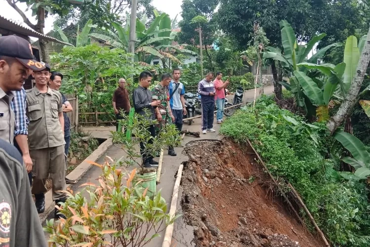 TINJAU: Muspika Dramaga meninjau Jalan Cibeureumjiung, Desa Petir, yang longsor, kemarin. Untuk sementara jalan penghubung dua desa ditutup.