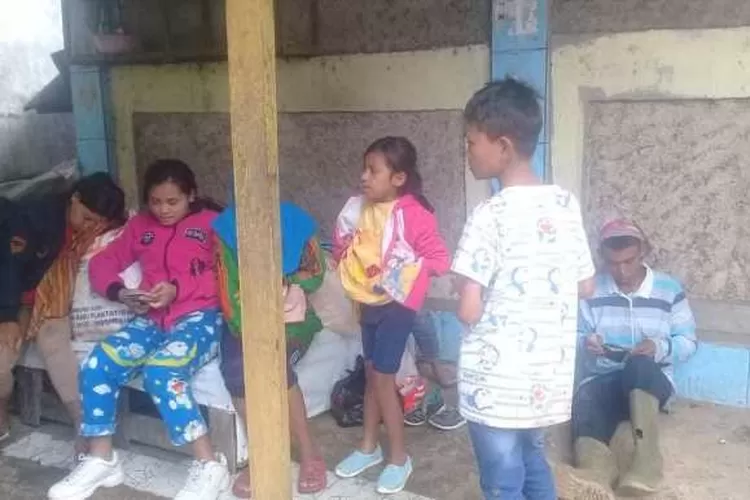 NGUNGSI: Warga terdampak bencana di Sukajaya memilih meninggalkan kampungnya dan menetap di rumah saudaranya.