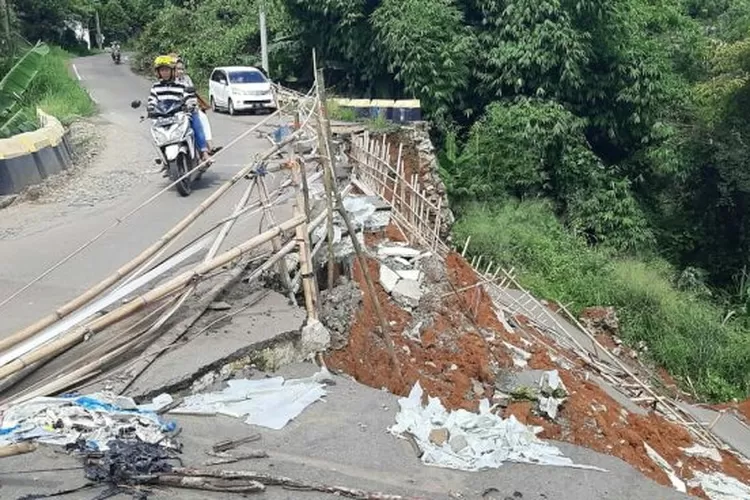 BERBAHAYA: Jembatan Paranje di Kecamatan Rumpin kembali longsor. Kondisi badan jalan dan beberapa bagian konstruksi jembatan cukup mengkhawatirkan. Sebab, banyak bagian badan jalan dan konstruksi jembatan yang sudah retak.
