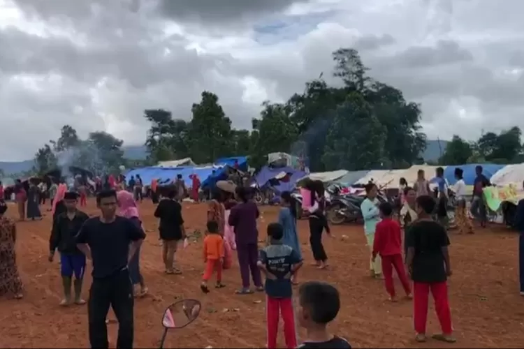 BINGUNG: Kondisi para pengungsi di Desa Cileuksa. Mereka membutuhkan tenda, bahan makanan, alat penerangan dan kebutuhan bayi. Semua harta benda hilang terkubur longsor.