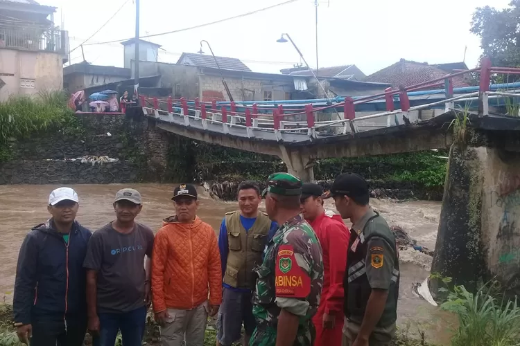 AMBRUK: Camat Dramaga, Ivan Pramudia, bersama Kepala Desa Ciherang, Suherwin, meninjau jembatan roboh, kemarin