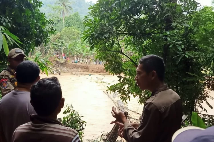 TINJAU: Camat Leuwiliang, Daswara Sulanjana, bersama sejumlah staf meninjau Jembatan Kantalarang yang putus dihantam Sungai Cikaniki awal Januari.