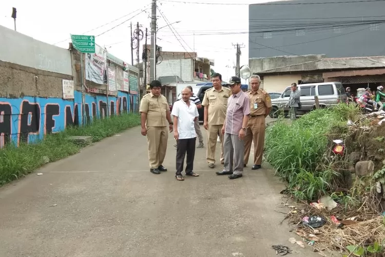 SIDAK: Anggota Komisi III DPRD Kabupaten Bogor, Ahmad Fathoni, melakukan sidak ke Jalan Bojongnangka-Cicadas yang retak