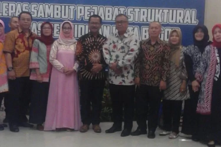 LEPAS SAMBUT: Kadisdik Kota Bogor, Fahrudin, foto bersama pejabat struktural yang dirotasi dan dimutasi, belum lama ini.