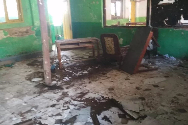 TAK LAYAK: Ruang kelas di MI Darul Muttaqin di Kampung Cimanggudua, Desa Ciaruteunudik, Kecamatan Cibungbulang terancam roboh.