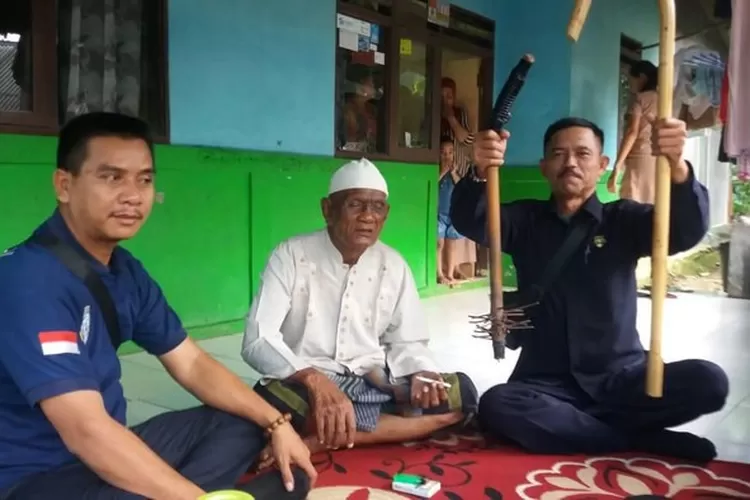 PEDULI: Pemcam Babakanmadang mendatangi rumah kakek Rusmin yang sempat viral karena menjadi pengemis di kawasan Sentul City, beberapa waktu lalu.